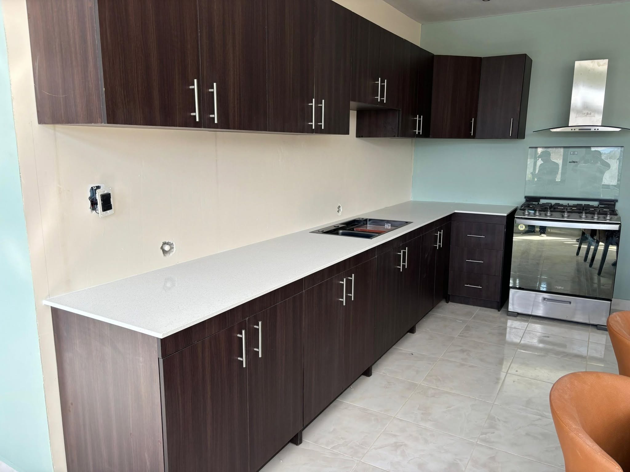 Cocina integral en tono wengué
