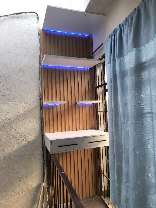 Panel ranurado con repisas blancas e iluminación LED