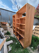 Mueble alto de madera con repisas abiertas