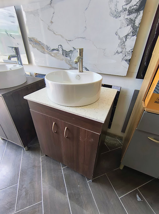 Mueble de baño color madera con lavamanos redondo