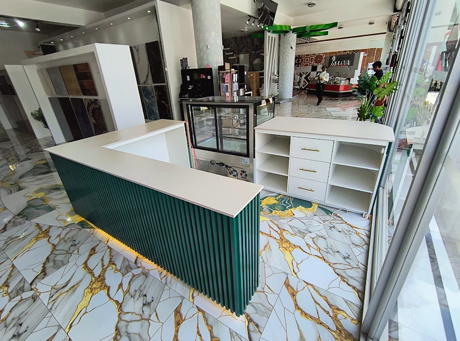 Mostrador comercial verde y blanco visto desde el interior