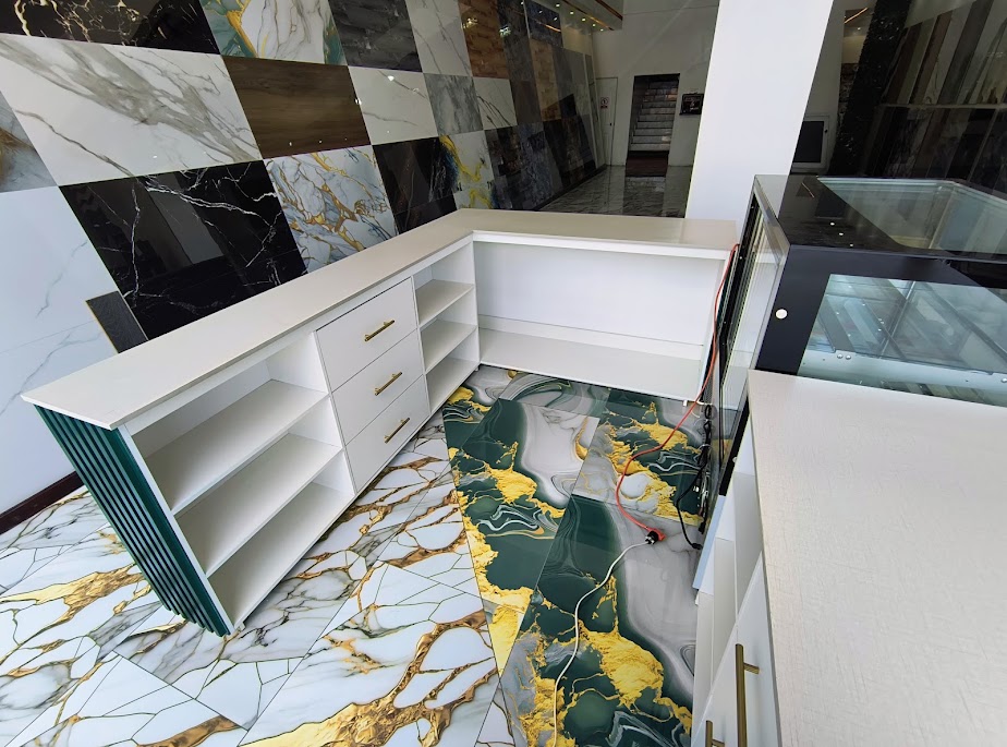 Interior de mostrador comercial con repisas y cajones