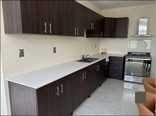 Cocina en melamina wengué y cuarzo
