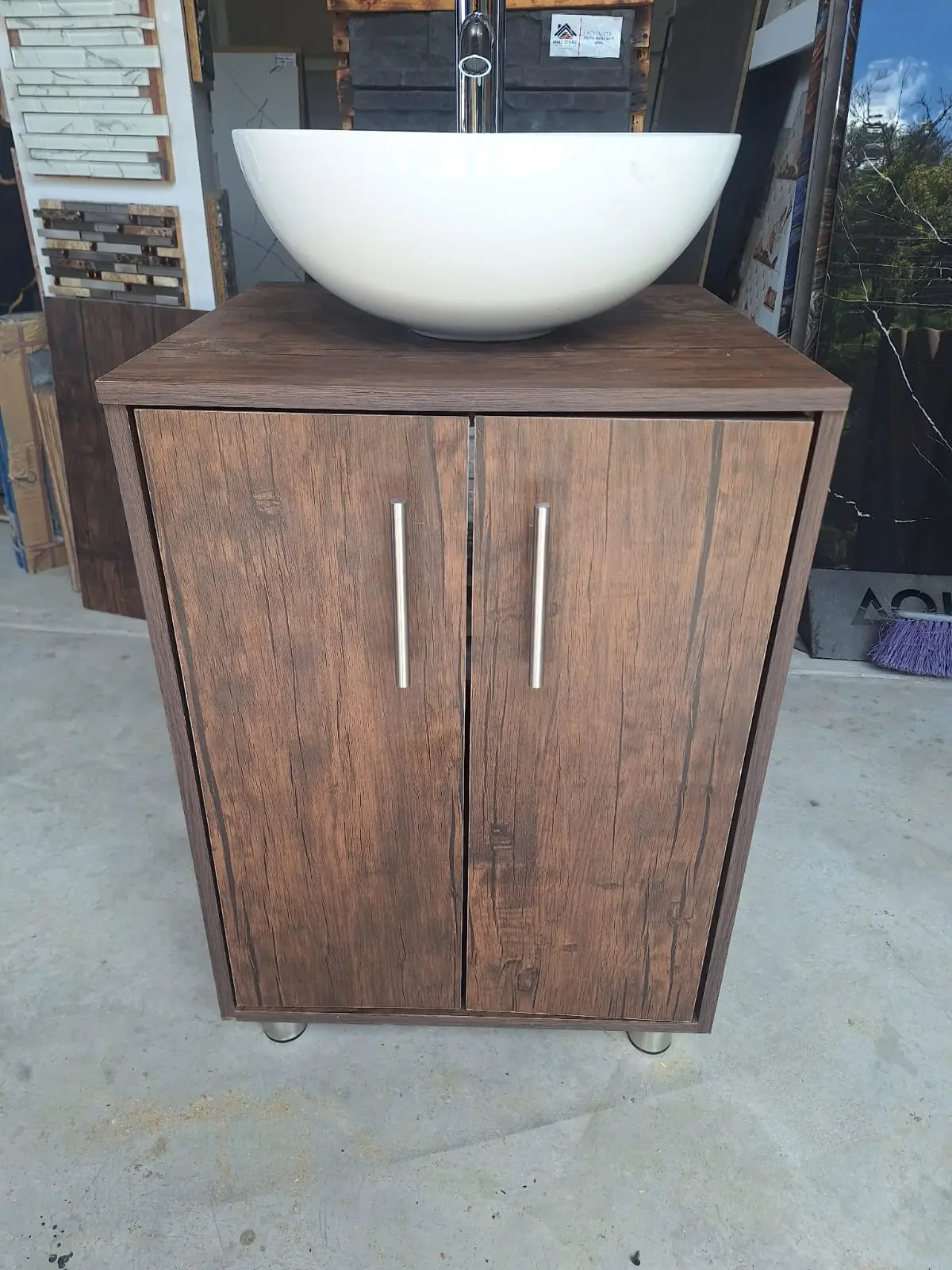 Mueble de lavamanos en roble oscuro